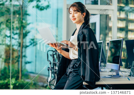 在辦公室用電腦工作的外國女性 137146871