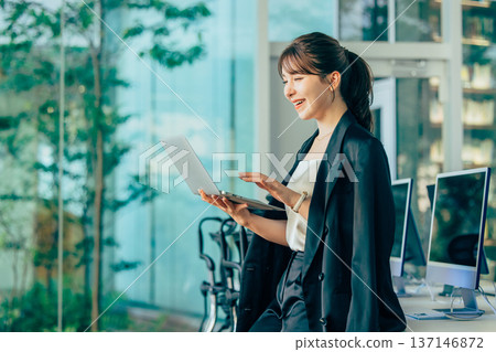 在辦公室用電腦工作的外國女性 137146872