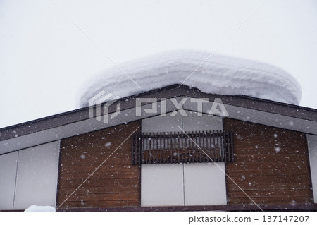 屋頂上的積雪 01 屋頂上的積雪 01 137147207