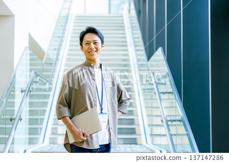 辦公室走廊的中年男子 137147286