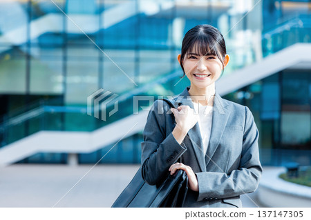 穿著西裝的女商人 137147305