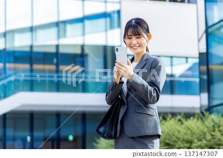 談話在智能手機的女商人 137147307