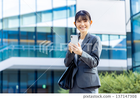 談話在智能手機的女商人 137147308