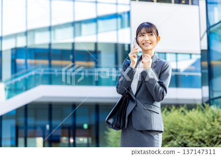 Business woman speaking on a smartphone 137147311
