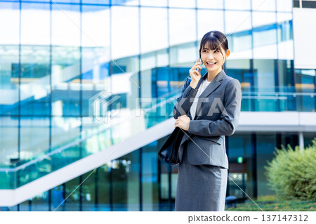 Business woman speaking on a smartphone 137147312