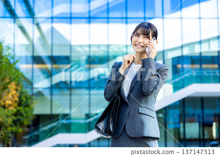 談話在智能手機的女商人 137147313