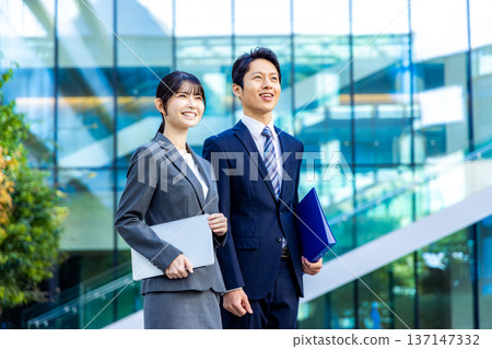 在辦公室排隊的女企業家 137147332