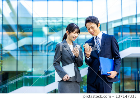 看智慧型手機的商務人士 137147335