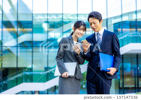 看智慧型手機的商務人士 137147336