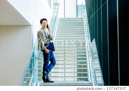 辦公室走廊的中年男子 137147337