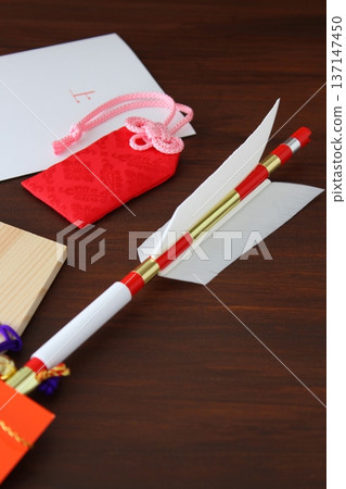 New Year's Shrine Lucky Charms (Charms, Hamaya, Ema, Gifts) [Close-up, Simple, Copy Space] 137147450