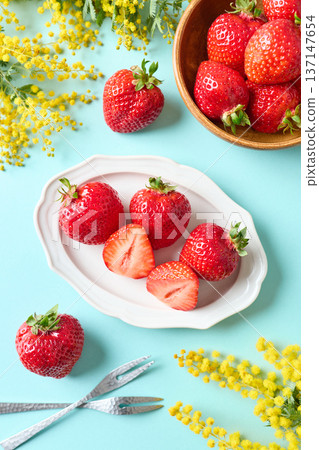 Amaou strawberries from Fukuoka Prefecture served on a plate Amaou strawberries from Fukuoka Prefecture served on a plate 137147654