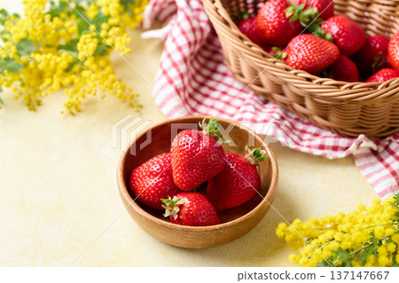 Amaou strawberries from Fukuoka Prefecture served on a plate 137147667
