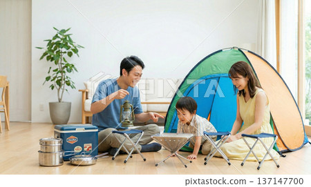 一家人用暑期獎金購買露營裝備 137147700