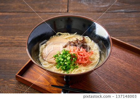 豬骨拉麵,配烤豬肉和醃薑 豬骨拉麵,配烤豬肉和醃薑 137148003