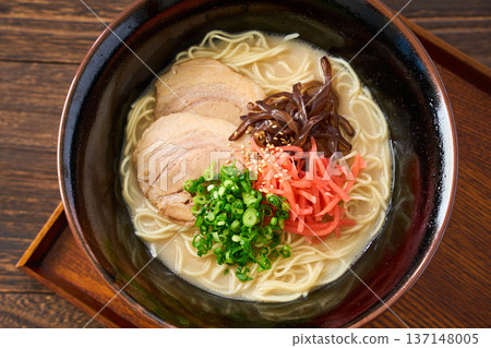 豬骨拉麵，配烤豬肉和醃薑 137148005