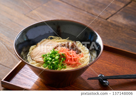 豬骨拉麵，配烤豬肉和醃薑 137148006