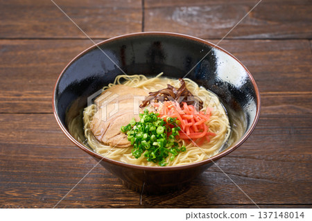 豬骨拉麵,配烤豬肉和醃薑 豬骨拉麵,配烤豬肉和醃薑 137148014