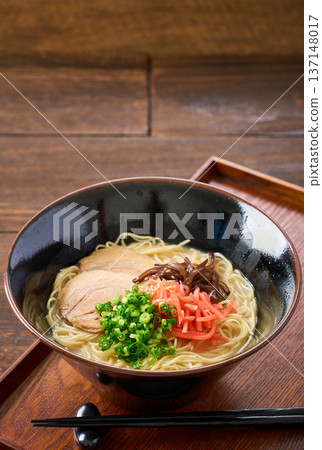 豬骨拉麵,配烤豬肉和醃薑 豬骨拉麵,配烤豬肉和醃薑 137148017