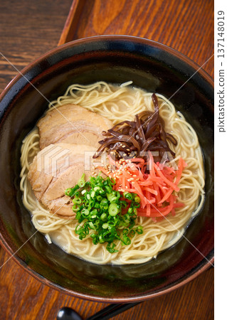 豬骨拉麵,配烤豬肉和醃薑 豬骨拉麵,配烤豬肉和醃薑 137148019
