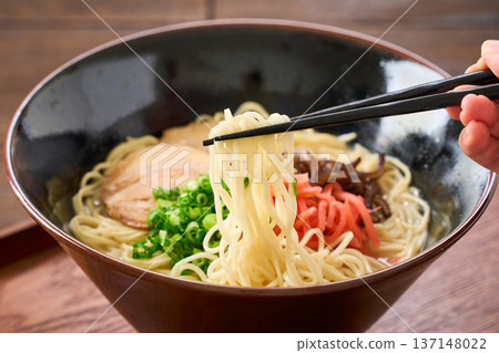 豬骨拉麵,配烤豬肉和醃薑 豬骨拉麵,配烤豬肉和醃薑 137148022