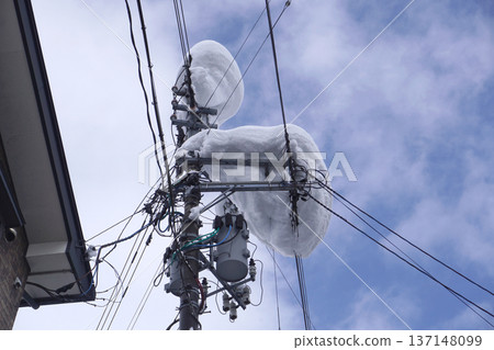 Snow piled up on a utility pole 05 137148099