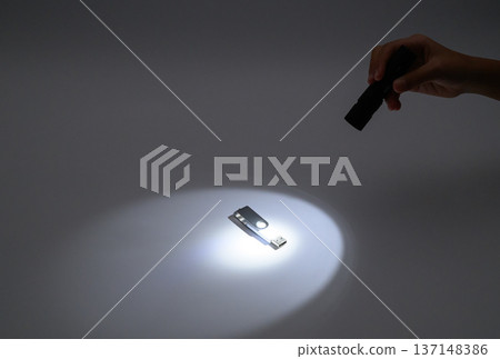 在黑暗中用手電筒照射U盤 在黑暗中用手電筒照射U盤 137148386