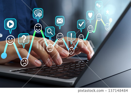 客戶旅程圖和數位行銷策略。行銷人員使用筆記型電腦繪製客戶體驗圖。 137148484