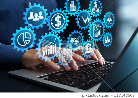 企業財務管理和自動化解決方案。財務規劃和成本控制。商務人士使用筆記型電腦 137148502