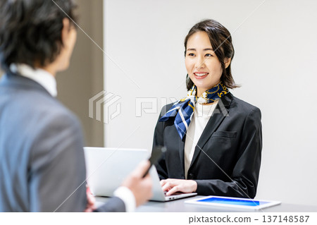 接待員引導顧客 137148587