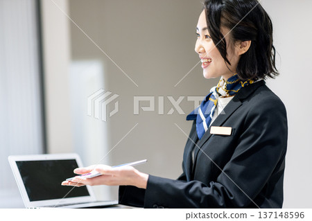 接待處的女人 接待處的女人 137148596