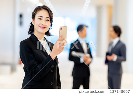 Business woman with a smartphone 137148607