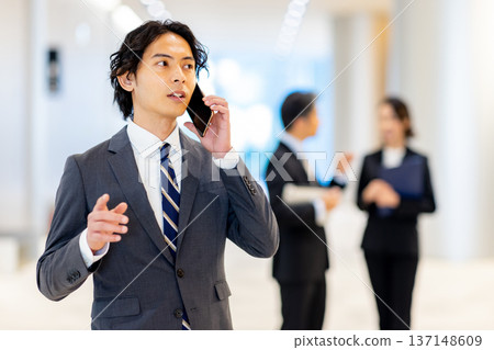 一名商人，在辦公室裡的智能手機 137148609