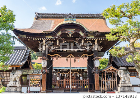 Karamon Gate of Rokusonno Shrine (one of the three Genji shrines) - The birthplace of the Seiwa Genji clan, the site of Minamoto no Tsunemoto's Hachijotei pavilion, Hachijo-cho (Mibu-dori), Minami-ku, Kyoto Karamon Gate of Rokusonno Shrine (one of the three Genji shrines) - The birthplace of the Seiwa Genji clan, the site of Minamoto no Tsunemoto's Hachijotei pavilion, Hachijo-cho (Mibu-dori), Minami-ku, Kyoto 137148918