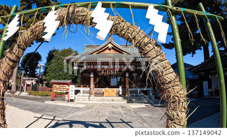 The shrine's worship hall and the passage through the straw circle shine brightly on a clear winter day The shrine's worship hall and the passage through the straw circle shine brightly on a clear winter day 137149042