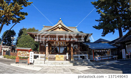 神社的禮拜殿和供奉燈籠在藍天的襯托下格外醒目。 神社的禮拜殿和供奉燈籠在藍天的襯托下格外醒目。 137149043