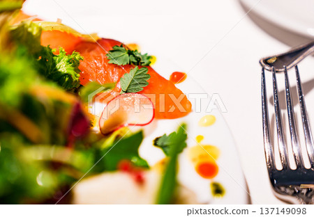 Salad-based hors d'oeuvres [Image of a healthy meal] 137149098