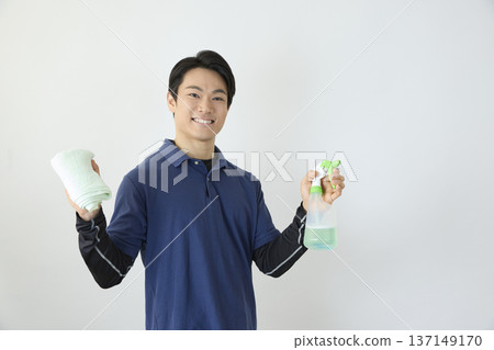 清潔人員手持毛巾和清潔劑噴霧 清潔人員手持毛巾和清潔劑噴霧 137149170
