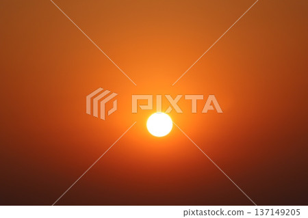 清晨的橘色陽光和日出的天空景色 清晨的橘色陽光和日出的天空景色 137149205