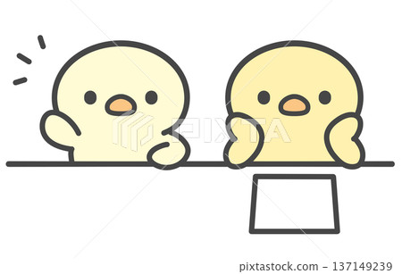 一幅手繪插圖，描繪了一隻小雞舉起爪子和一隻小雞把下巴擱在爪子上。課堂上，兩隻小雞的姿態形成對比，它們面前放著一份印刷好的講義。 137149239