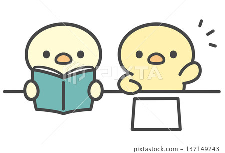 手繪插圖，描繪了一隻小雞讀書和一隻小雞舉手的場景。課堂上的閱讀和展示場景。 137149243