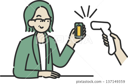 圖說：一位40多歲的女性正在使用智慧型手機進行非現金支付。 137149359