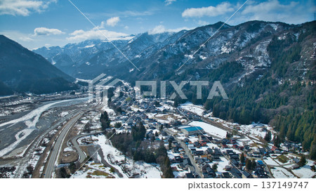 The Kurobe River flows through the Unazuki district of Kurobe City, Toyama Prefecture, as the snow melts and spring approaches. The Kurobe River flows through the Unazuki district of Kurobe City, Toyama Prefecture, as the snow melts and spring approaches. 137149747