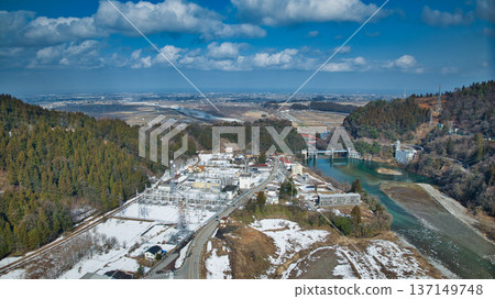 The Kurobe River flows through the Unazuki district of Kurobe City, Toyama Prefecture, as the snow melts and spring approaches. The Kurobe River flows through the Unazuki district of Kurobe City, Toyama Prefecture, as the snow melts and spring approaches. 137149748