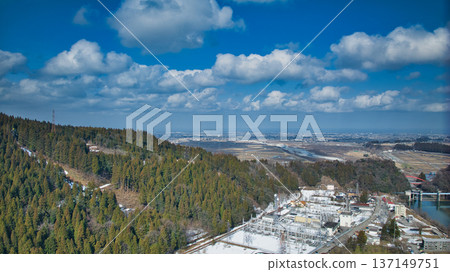 The Kurobe River flows through the Unazuki district of Kurobe City, Toyama Prefecture, as the snow melts and spring approaches. The Kurobe River flows through the Unazuki district of Kurobe City, Toyama Prefecture, as the snow melts and spring approaches. 137149751