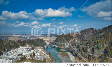 The Kurobe River flows through the Unazuki district of Kurobe City, Toyama Prefecture, as the snow melts and spring approaches. The Kurobe River flows through the Unazuki district of Kurobe City, Toyama Prefecture, as the snow melts and spring approaches. 137149755