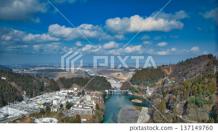 隨著冰雪融化，春天臨近，黑部川流經富山縣黑部市宇奈月地區。 137149760