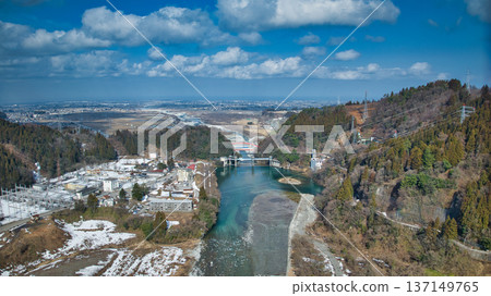 隨著冰雪融化，春天臨近，黑部川流經富山縣黑部市宇奈月地區。 137149765