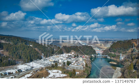 The Kurobe River flows through the Unazuki district of Kurobe City, Toyama Prefecture, as the snow melts and spring approaches. The Kurobe River flows through the Unazuki district of Kurobe City, Toyama Prefecture, as the snow melts and spring approaches. 137149767