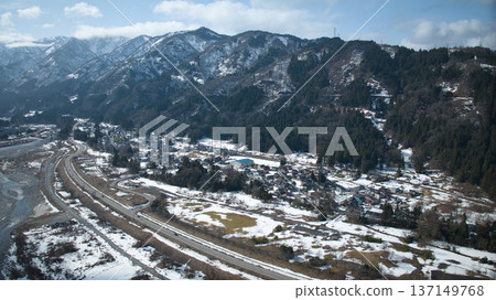 The Kurobe River flows through the Unazuki district of Kurobe City, Toyama Prefecture, as the snow melts and spring approaches. The Kurobe River flows through the Unazuki district of Kurobe City, Toyama Prefecture, as the snow melts and spring approaches. 137149768